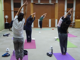 令和4年11月5日・8日、森の図書館で「初めてのヨガ教室～お家で楽しくできるヨガ～」が開催されました。