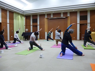 令和4年11月5日・8日、森の図書館で「初めてのヨガ教室～お家で楽しくできるヨガ～」が開催されました。