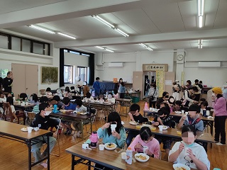 令和4年11月18日、流山市米穀商組合と日本米穀商組合連合会が新米420キロをとうかつ草の根フードバンクを通じて子ども食堂に寄附しました。