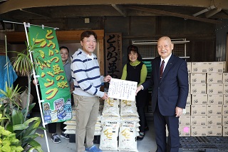 令和4年11月18日、流山市米穀商組合と日本米穀商組合連合会が新米420キロをとうかつ草の根フードバンクを通じて子ども食堂に寄附しました