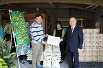 令和4年11月18日、流山市米穀商組合と日本米穀商組合連合会が新米420キロをとうかつ草の根フードバンクを通じて子ども食堂に寄付しました