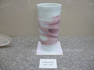 令和4年12月9日まで、森の図書館ギャラリーガラス展示ケースで「紫焔窯 秋の陶芸展 田口佳子作陶40周年記念展」を開催しています。