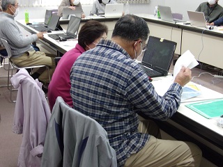 令和4年12月8日・9日、森の図書館で「パソコン初心者のためのマンツーマンによる教室」が開催されました。