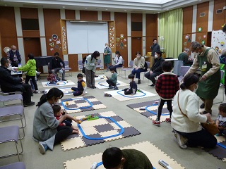 令和4年12月10日、森の図書館視聴覚室で「流山おもちゃ病院「プラレール広場in森の図書館」」が開催されました。