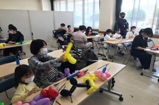 バルーンアートを作る参加者