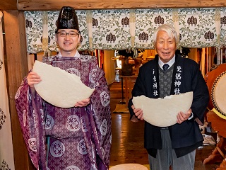 写真：割れたヂンガラ餅を報告