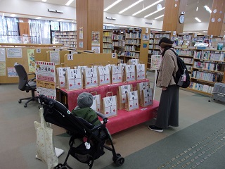 令和5年1月5日、森の図書館で「森の図書館　本の福袋」の貸し出しが行われました。