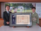 令和4年12月7日、瑞宝双光章を授与された伊藤和子さんが、市役所を表敬訪問しました。