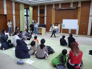 令和5年1月22日、森の図書館で「よみきかせ えいご絵本ライブ！」が開催されました。
