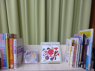 令和5年1月22日、森の図書館で「よみきかせ えいご絵本ライブ！」が開催されました。