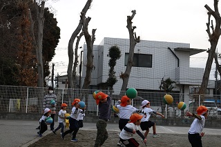 子ども達が一斉にボールを投げています