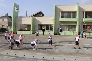 子ども達が縄跳びをしています