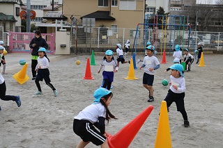 子ども達がボールを使ってゲームをしています