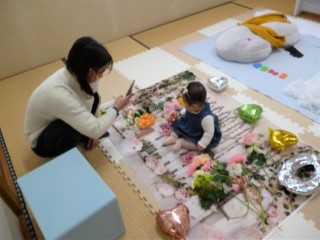 令和5年2月2日、森の図書館で「森の図書館　あかちゃんごろーんあーと撮影会」が開催されました。