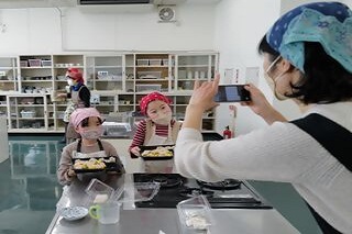 完成した料理を持って写真撮影