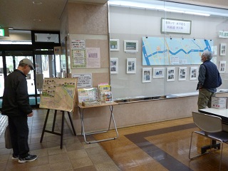 令和5年4月23日まで、森の図書館ギャラリーガラスケース展示で、利根運河交流館による「地図と写真で巡る利根運河大師」が開催されています。