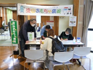 令和5年4月8日、森の図書館で「流山おもちゃ病院「プラレール広場in森の図書館」」が開催されました。