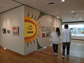 子どもたちの作品をギャラリーに展示