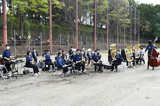 開会式に花を添えたおおぐろの森中学校吹奏楽部の演奏