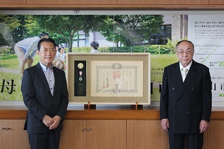 小泉さんと井崎市長による記念撮影