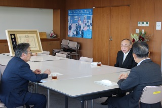 小泉さんと市長、副市長による懇談の様子