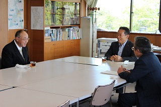 小泉さんと市長、副市長による懇談の様子