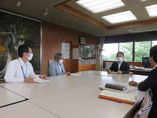 井崎市長と懇談会会長勝本氏との懇談の様子