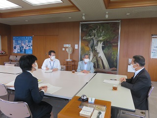 井崎市長と懇談会座長勝本氏との懇談の様子