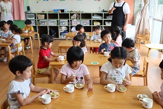 ずんだドーナツを食べる子どもたちの様子