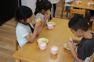 子どもたちはあっというまにとうもろこしを完食してしまいました。