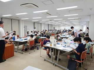 作文書き方を学ぶ様子