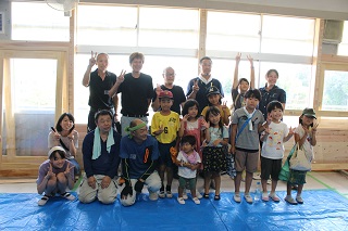 職人さんと完成を祝う小学生たち