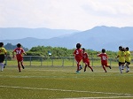 サッカーをしている少年たち