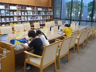 令和5年7月24日と8月21日に、森の図書館で「夏休み特別企画　朝活　図書館！」が開催されました。