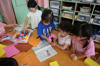 子ども2人が作り物をしている