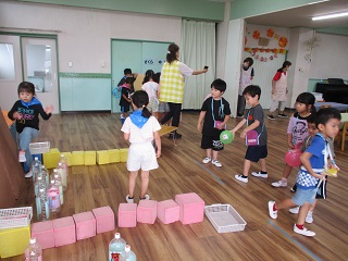 子ども達がペットボトルで作ったボーリングをしている