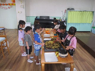 子ども達が焼きそば屋さんのお店屋さんごっこをしている