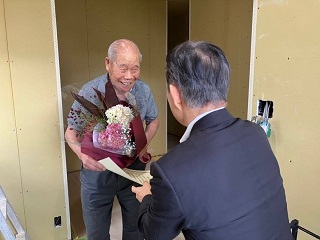 高橋さんを市長がお祝い