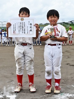 表彰状をもつカージナルスのチームメイト2人