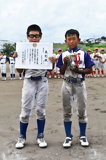 表彰状をもつ八木南クラブのチームメイト2人