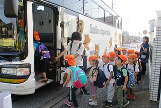 子ども達が大型バスに乗ります。