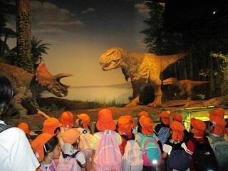 子ども達が博物館を見学しています。