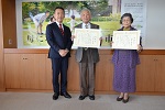 市長と陶芸講座羽二生隆先生手編み講座講師坂巻紀子先生の写真です