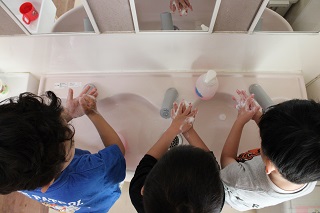 手あらい指導をうけた子どもたちは一生懸命手を洗っています。