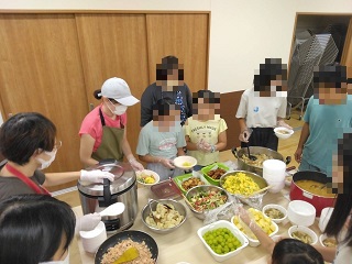 食事の準備をする子ども食堂の子どもたち