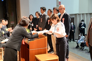 育成功労表彰者が表彰状を受け取るところ