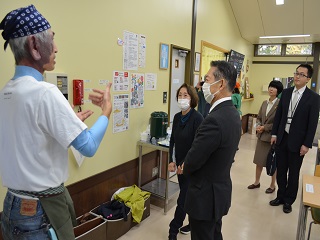 市長と市デフ協会小野寺会長が会話をしている写真