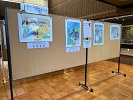 パネルに展示されているいくつかのポスターの写真