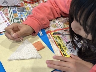 粘土でツリーを作る子ども