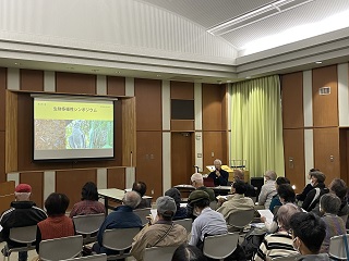 利根運河の生態系を守る会副会長・紺野竹夫さんの講義の様子